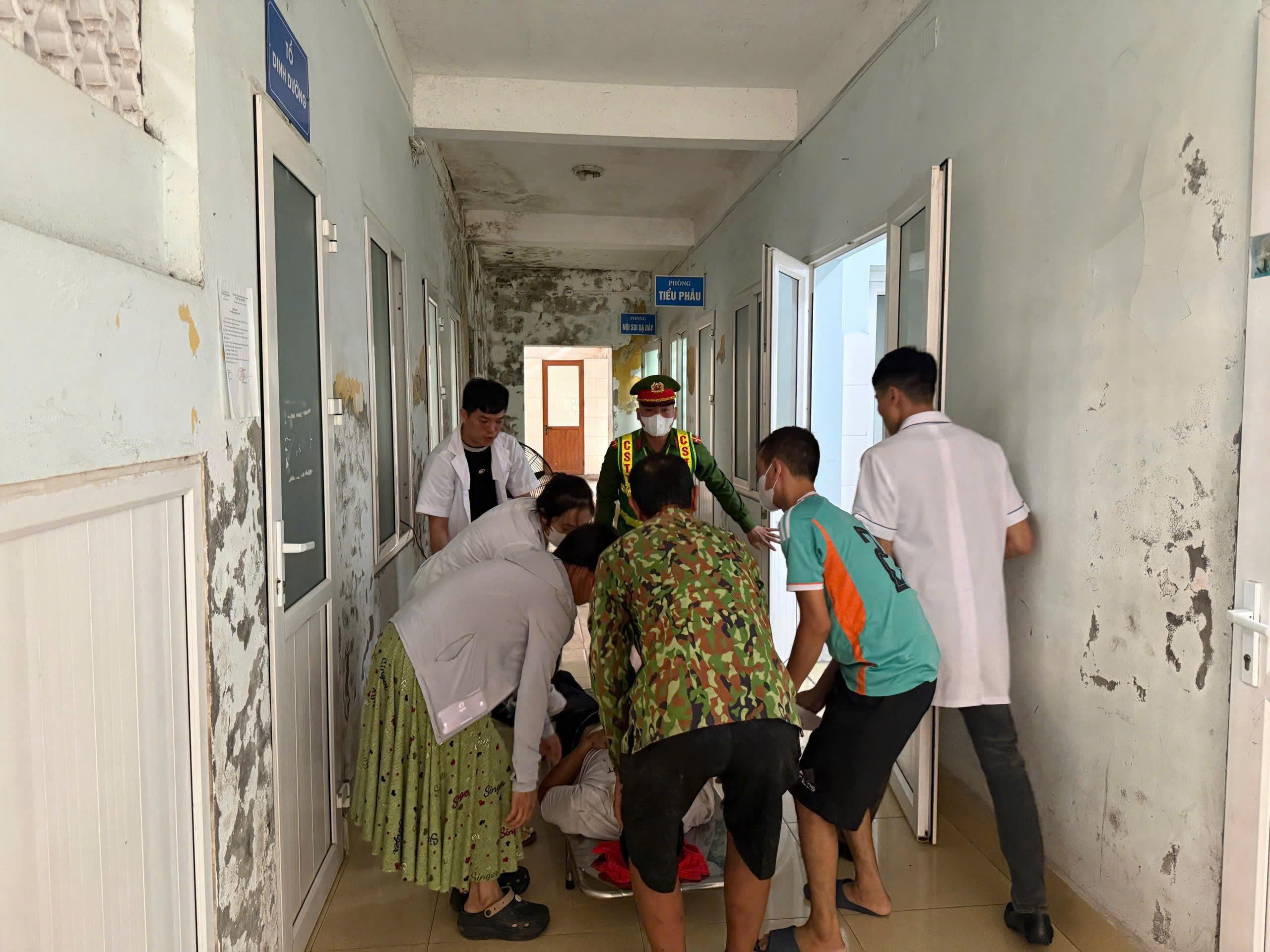 Công an xã An Phú kịp thời hỗ trợ người dân bị tai nạn đi cấp cứu
